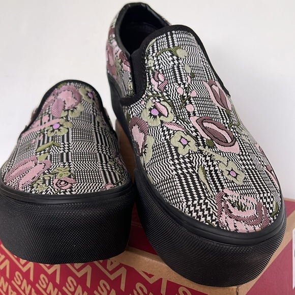 Vans WMNS Classic Slip-On Stackform Tapestry Floral Black
VN0A7Q5RBM8
Platforms - Picture 6 of 16